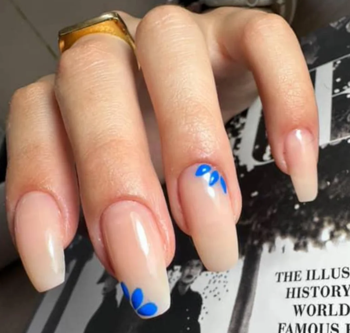 Mavi çiçek desenli nail art
